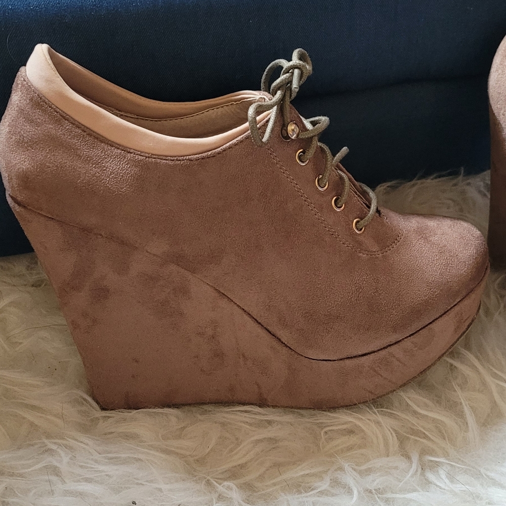 *NEVER BEEN WORN**Taupe size 10 Booties